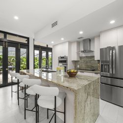 Set of 4 Modern Bar Stools – Like New 