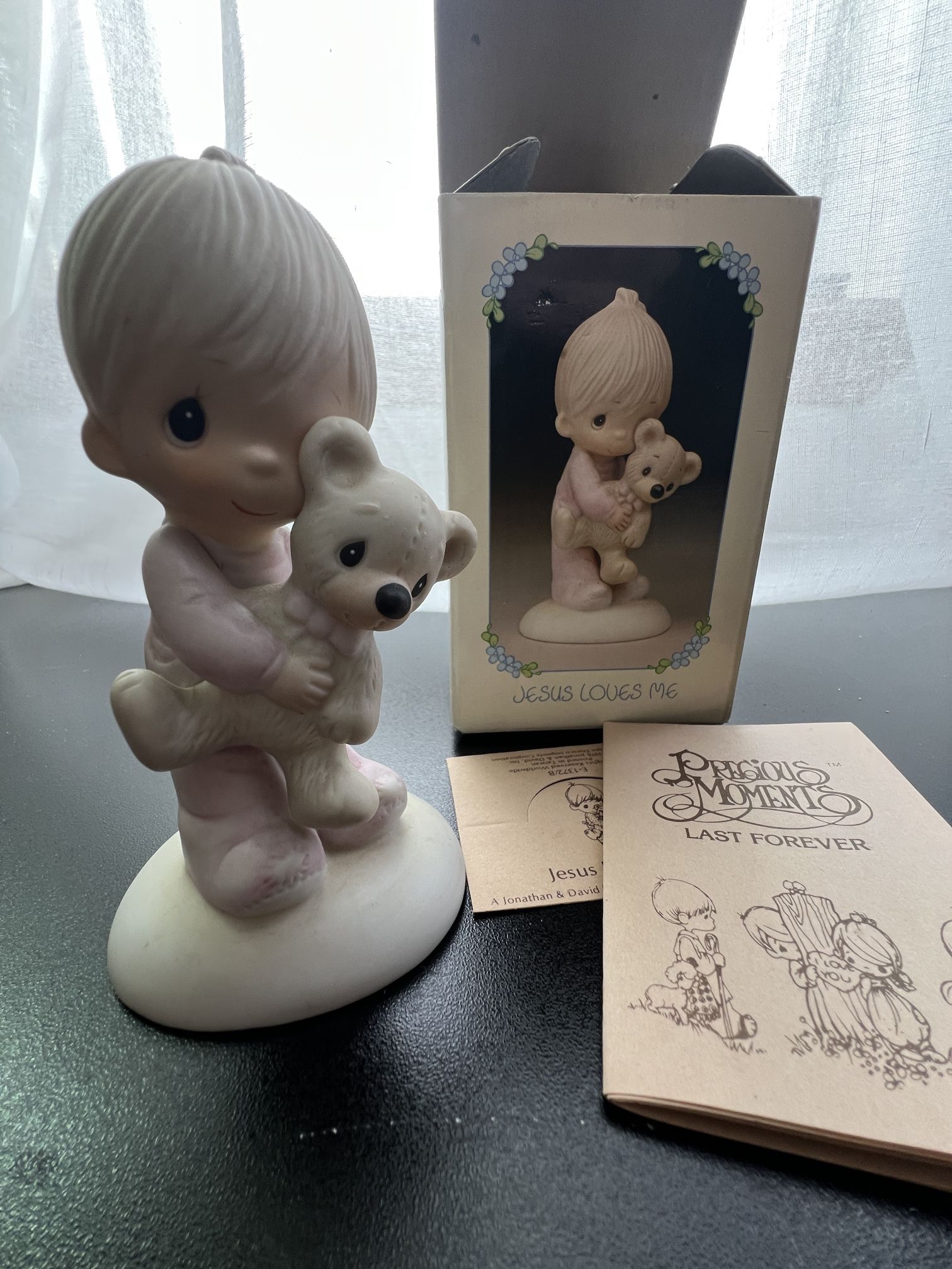 Precious Moment -Jesus Loves Me- 1978 - Figurine # E-1372/B