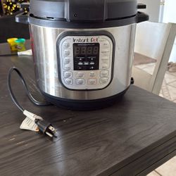e Instant Pot IP-DUO60 V3 is a popular 6-quart, 7-in-1 electric multi-cooker