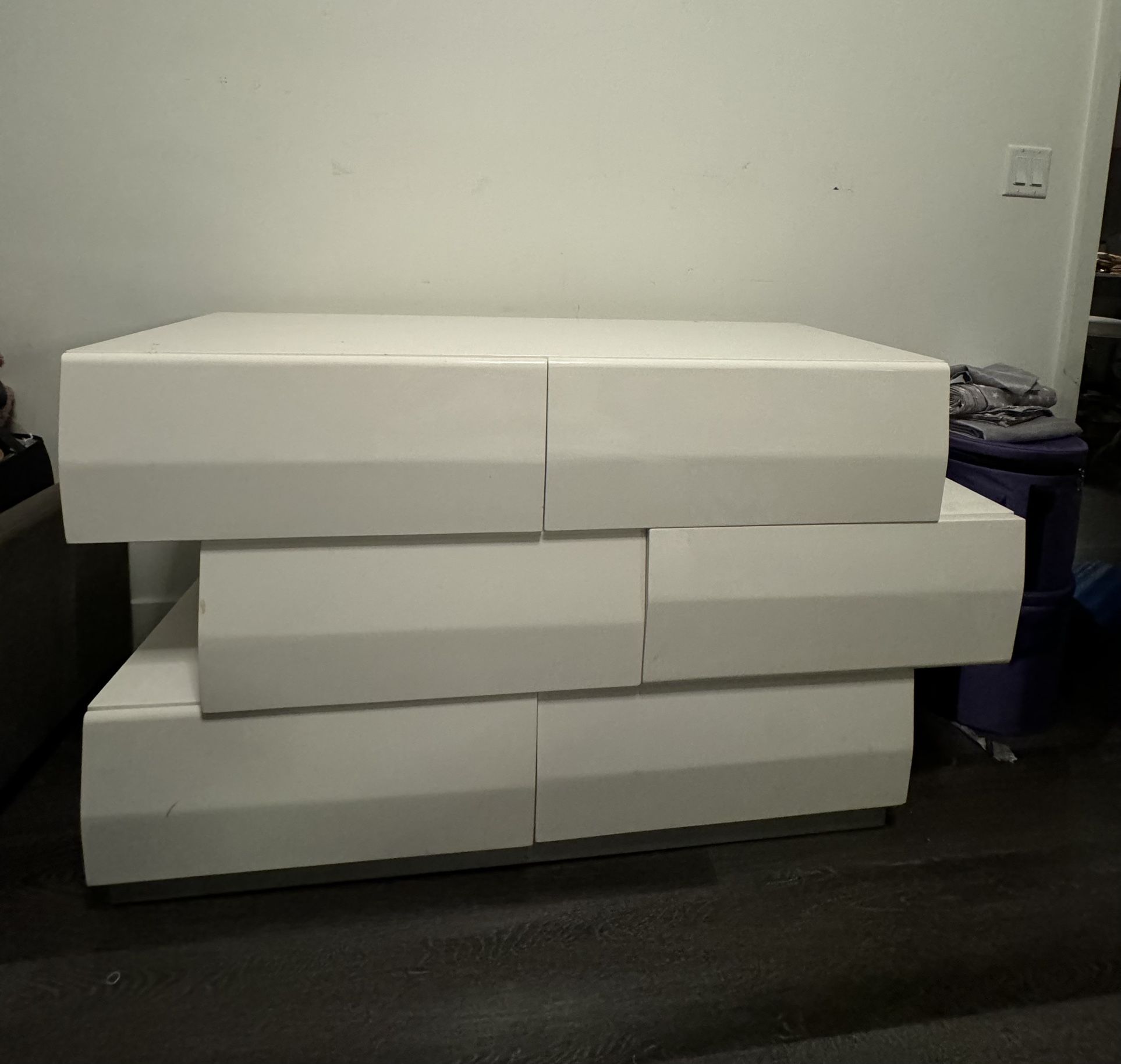 Dresser & 2 Matching Nightstands