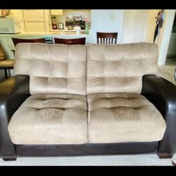 Clean and Good Looking Loveseat ❤️