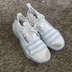 Trae Young Size 10 Basketball Shoes