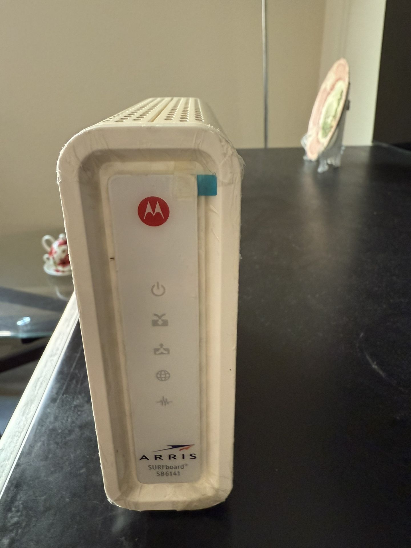 ARRIS SURFboard SB6141 8x4 DOCSIS 3.0 Cable Modem - Retail Packaging- White. Comes With The Original Box.