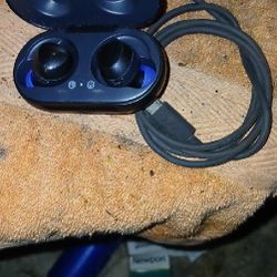 Samsung Galaxy Bluetooth  Earbuds With Charger