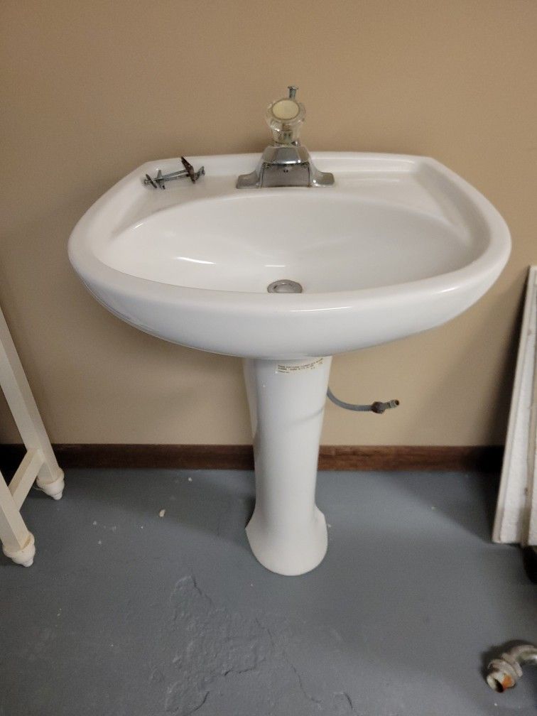 Pedistal Sink w/Faucet, Toilet Topper Cabinet, Mirrored Medicine Cabinet w/3 Lights. 2 Can Lights, and Toilet