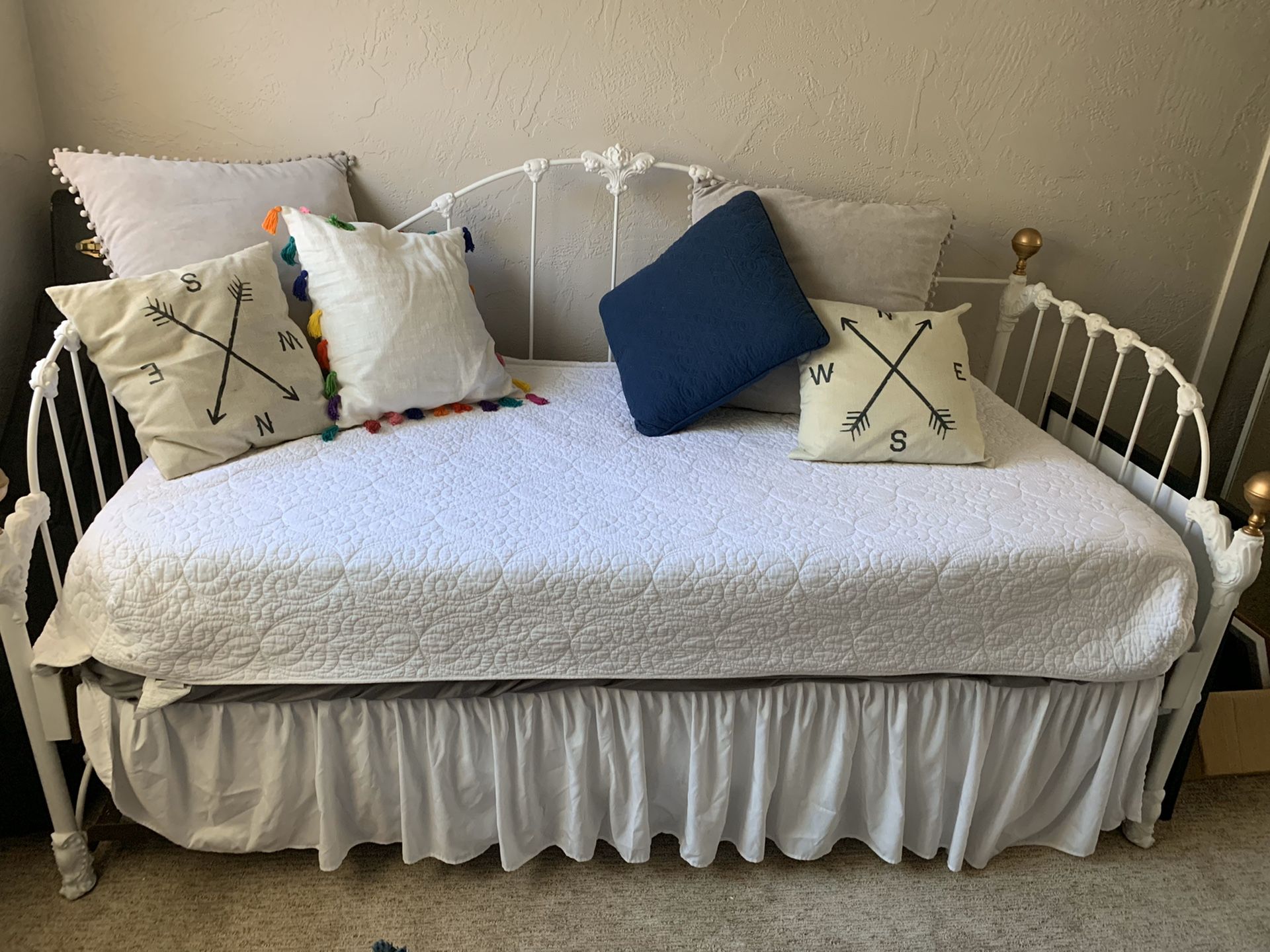 Trundle bed / day bed with twin mattresses