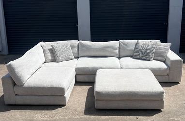 ROOMS TO GO - Cindy Crawford Sectional Sofa w/Ottoman (Pickup only) See Description