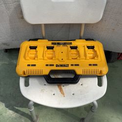 📌DEWALT 12V/20V/60V MAX 4-Port Lithium-Ion Battery Charger) 👉PRECIO FIRME NO MENOS👉$200