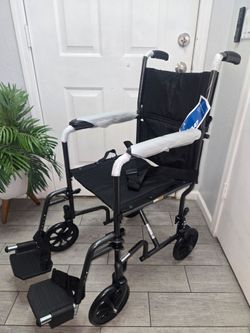 Drive Medical Folding Transport Wheelchair, 16" seat width, Swing-Away Footrest, Silla de ruedas