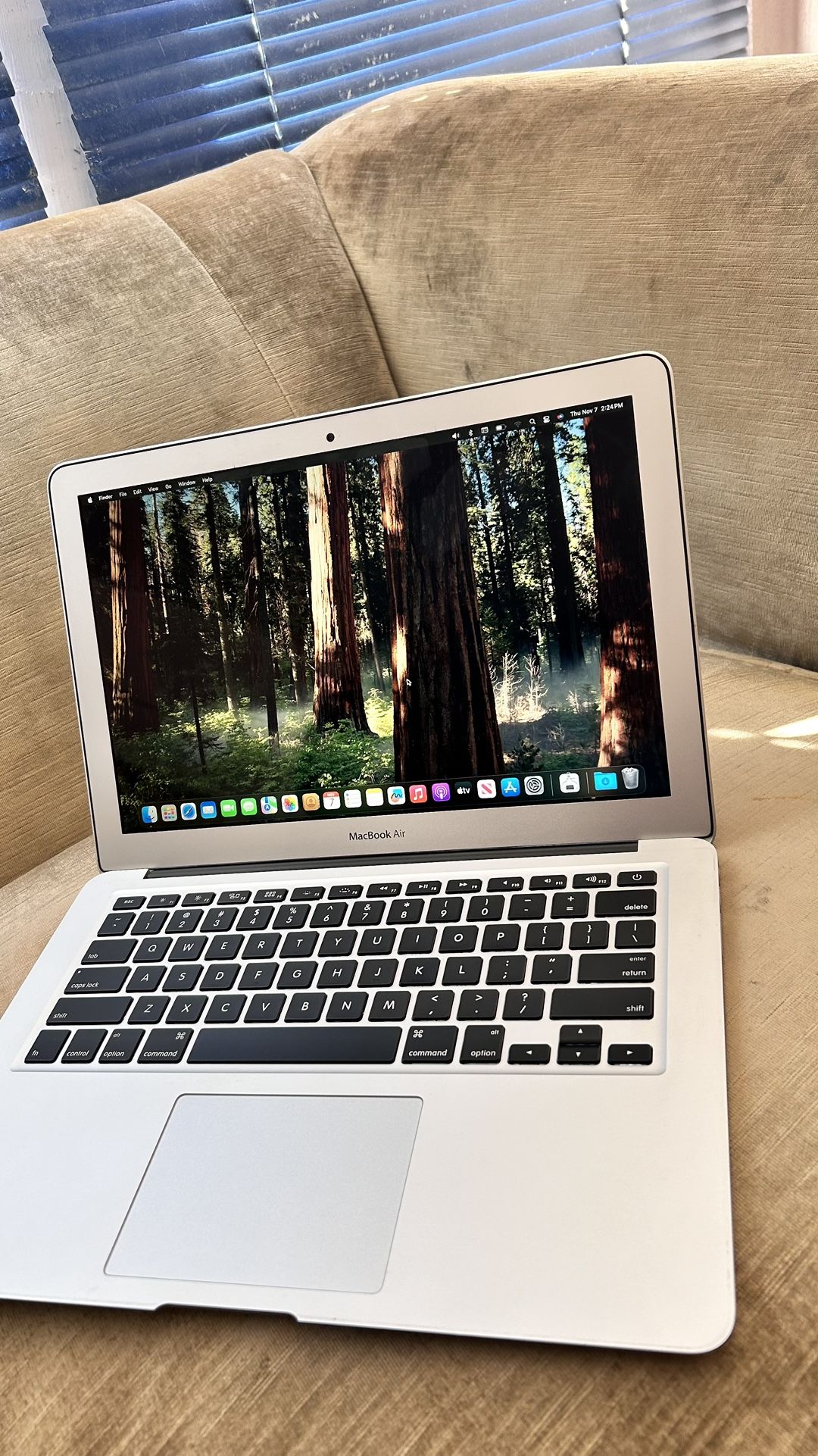 Apple MacBook Air 13” I5/8GB/256GB SSD $200