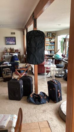 5 pieces of luggage. Carry-ons, duffle bag, garment bag $25