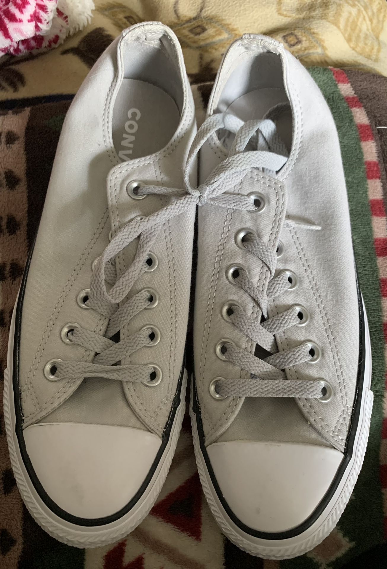 Converse Shoes- Unisex/Female- 7.5, Male-5.5