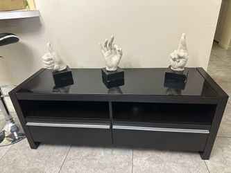 TV Table With Figure