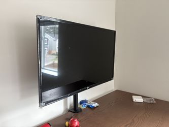 32" LG IPS Monitor + Adjustable Desk Mount Arm (Complete Set)