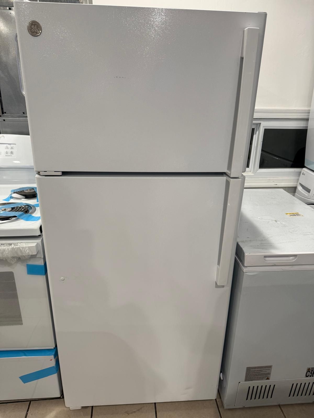 GE Refrigerator Top Freezer 28β Wide