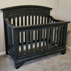 Crib WITH Mattress. Converts For Toddler. 