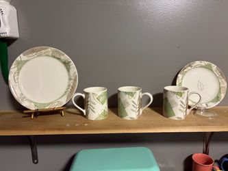 Corelle Textured Leaves Mixed Set.  (FRONT PORCH PICK UP, CASH.)
