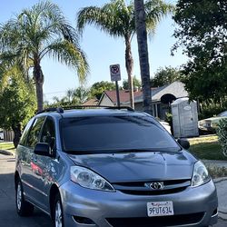 Toyota sienna 2006 LE clean title