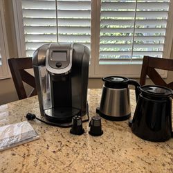 Keurig With 2 Carafes & 2 Reusable Pods
