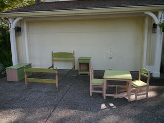 Kid's bedroom furniture set