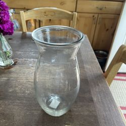 Flower Vase. $2 Measurements are in the pictures. Everett Melvin Avenue/Broadway pick up area.