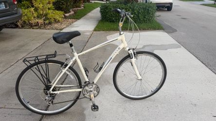 Giant Cypress Large hybrid bike 700c tall bicycle 21 speed front suspension rack