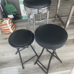 Set of 3 stools with one that swivels