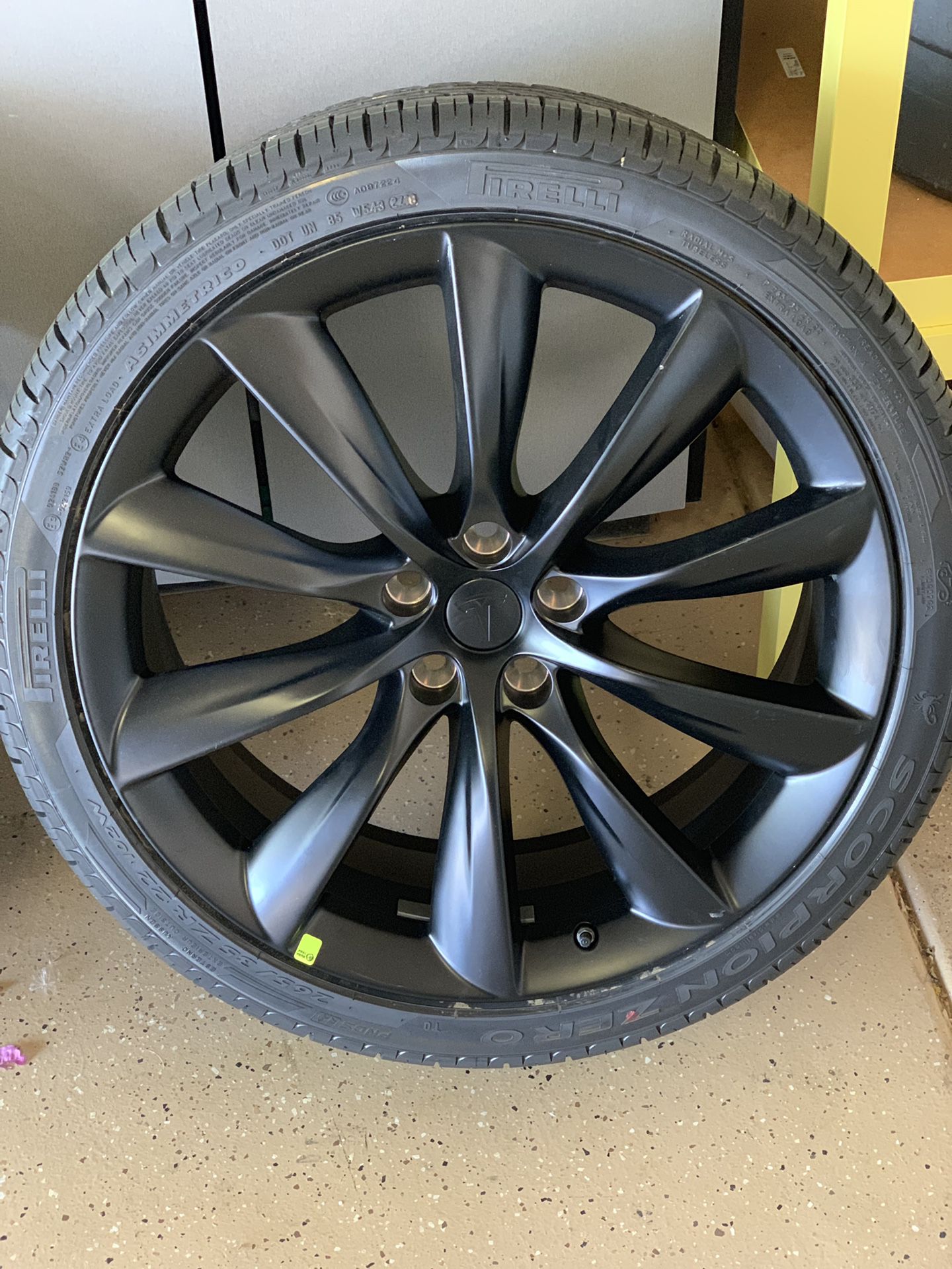 Brand New Tesal model X 22” in black carbon wheels & Tires