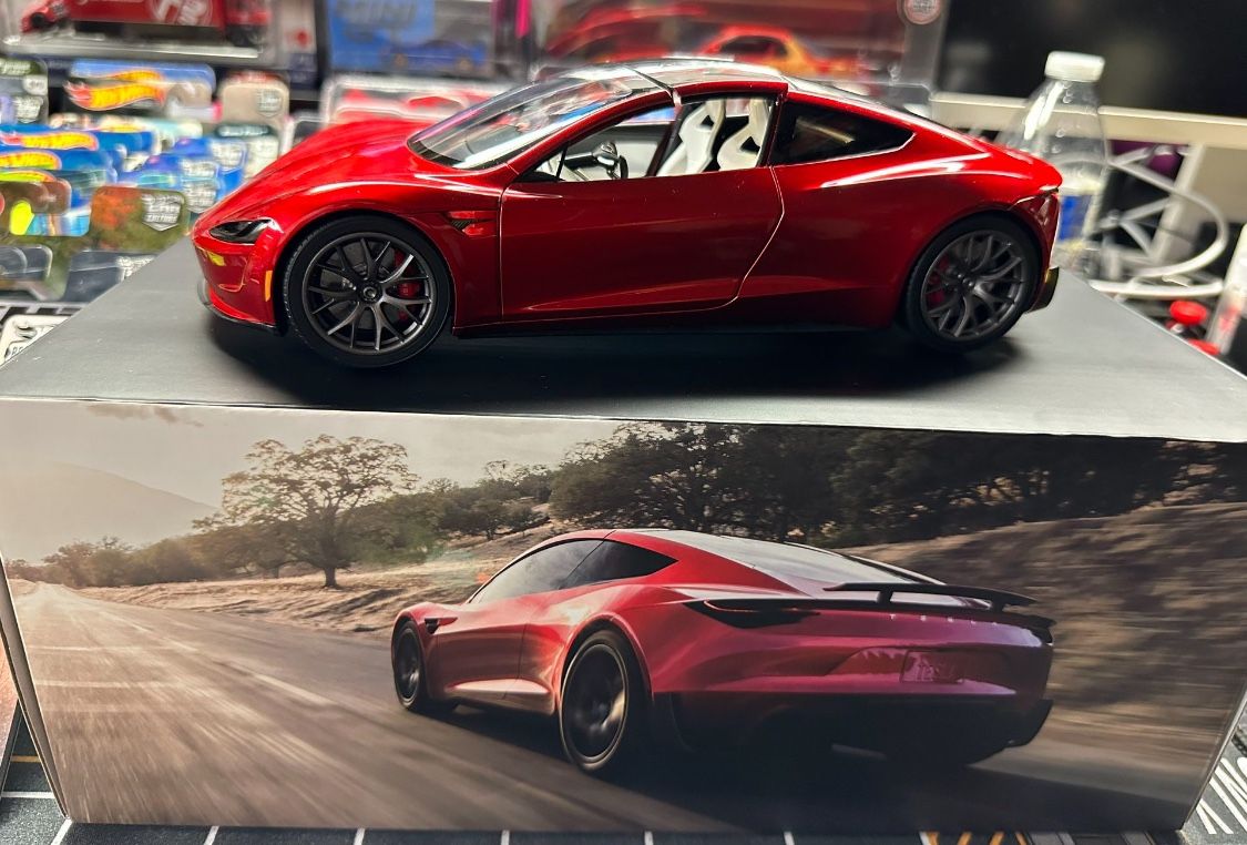 Tesla Roadster 1:18 Scale
