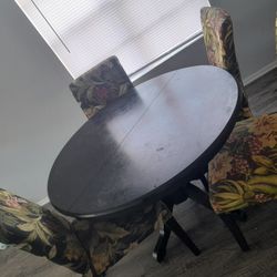 black color and the sullas are green with a very beautiful flower design 