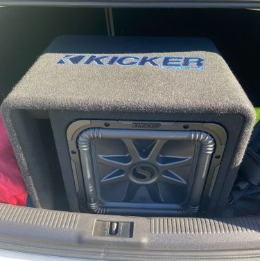SoloBaric 12" with 800 watt kicker amplifier and Capacitor.
