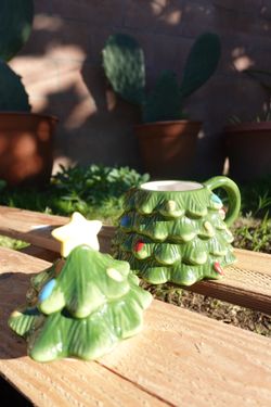 Ceramic Christmas Tree Mug + Lid — Adorable Holiday Cup 🎄