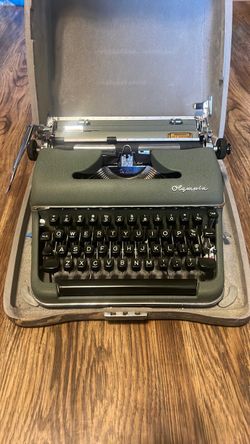 Olympia De Luxe SM3 Portable Typewriter with Case