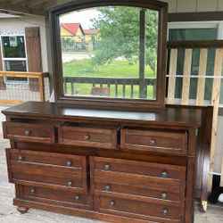 Dresser