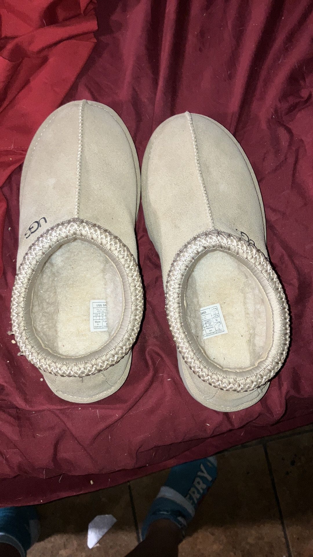 UGGS NEVER WORN BOUGHT THEM FOR ONE OF MY DAUGHTERS AND THEY WERE TO SMALL