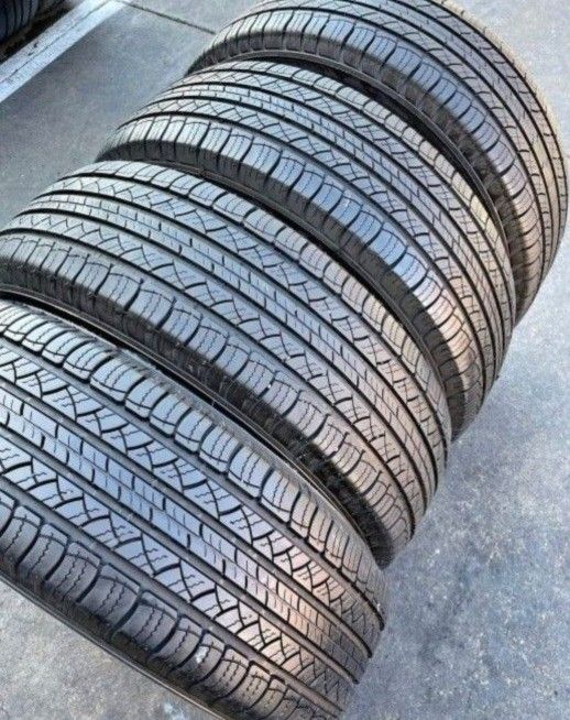 235 65 18 Tires Con 80%de Vida Las 4 De La Marca Michelín