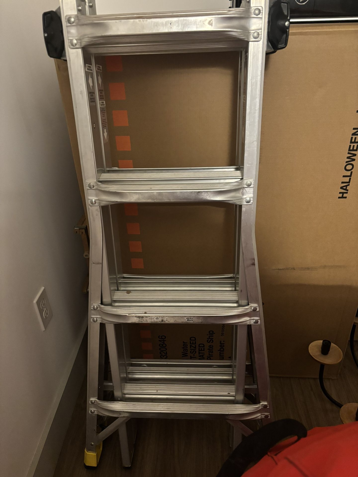 18’ Extension Ladder Foldable Like New