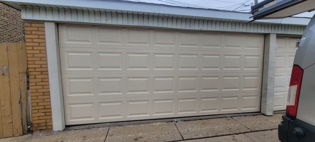 Garage Doors/Puertas De Garages