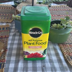 Miracle grow 5lbs Fertilizer New. Never Used 