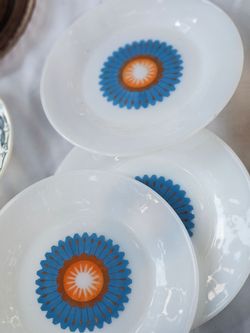 1960s /1970s Vintage Termocrisa milk glass plates