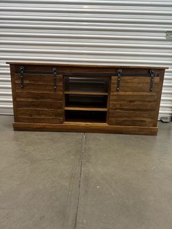 (PICK UP PENDING) Free pier one entertainment center