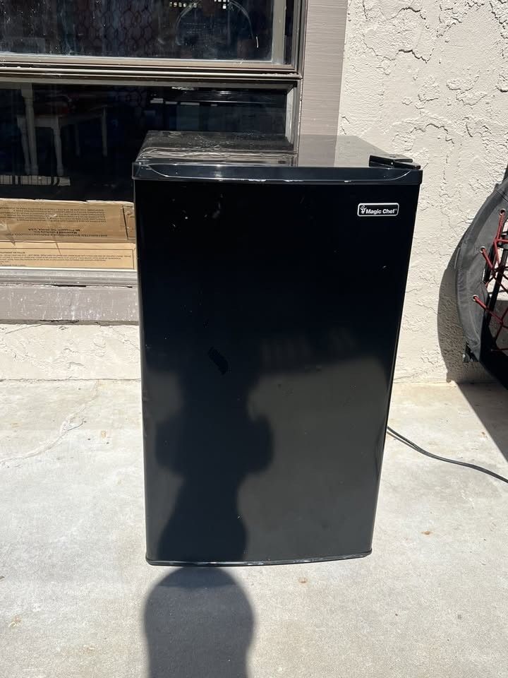 Magic Chef 3.5 cu ft Fridge (Retail @ Walmart $275) selling for $100