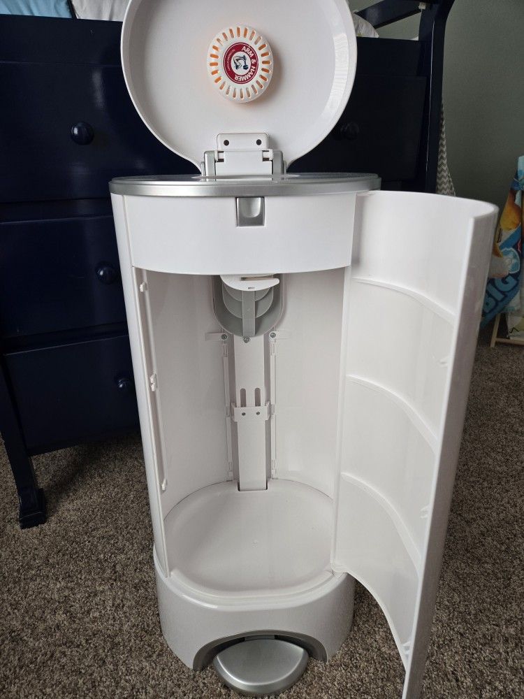 NEW! Munchkin Diaper Pail