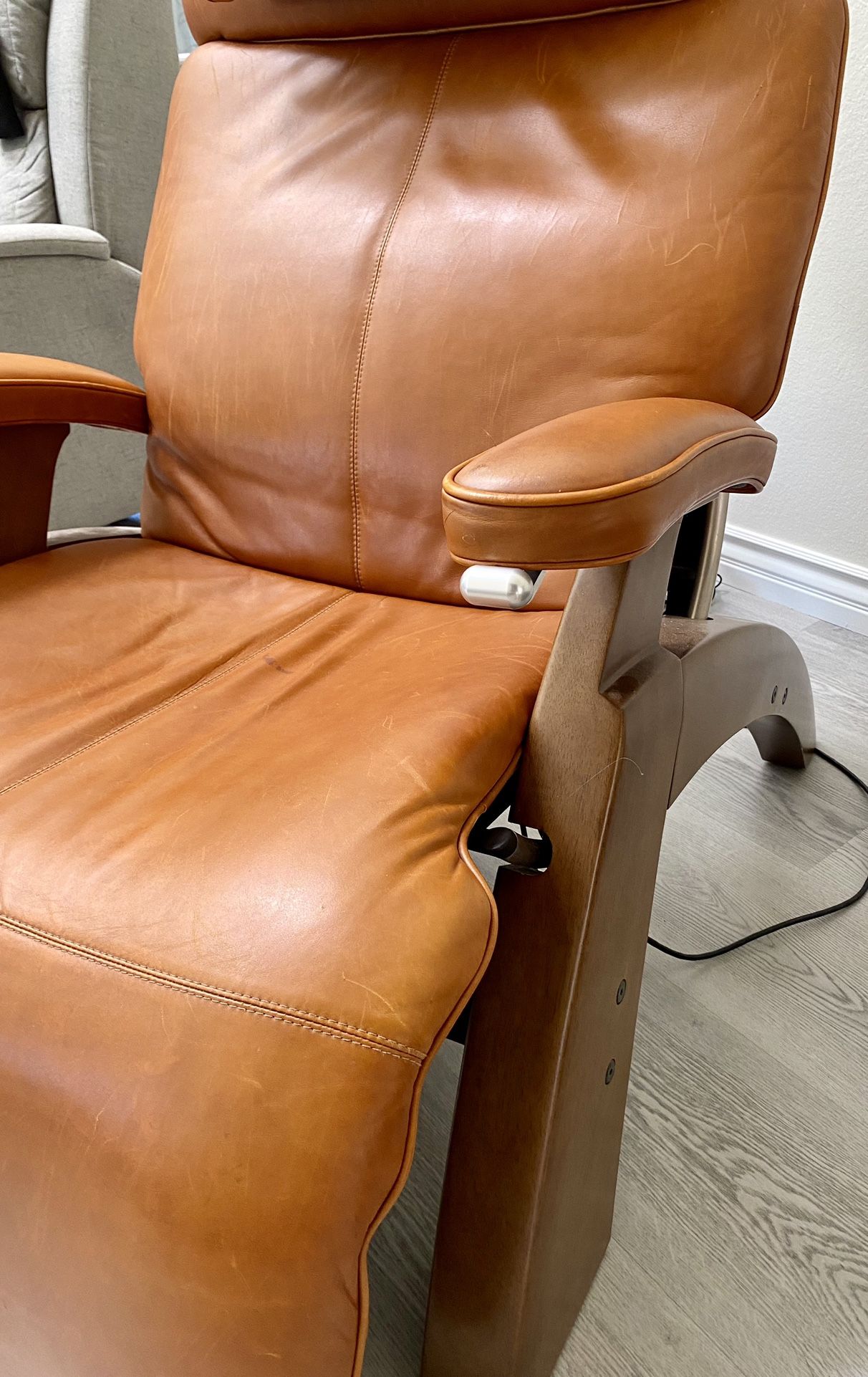 BEAUTIFUL Human Touch Perfect Chair PC 095 Power Recliner