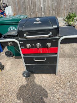 3 burner (coal to gas) hybrid grill. Brand: Char Broil