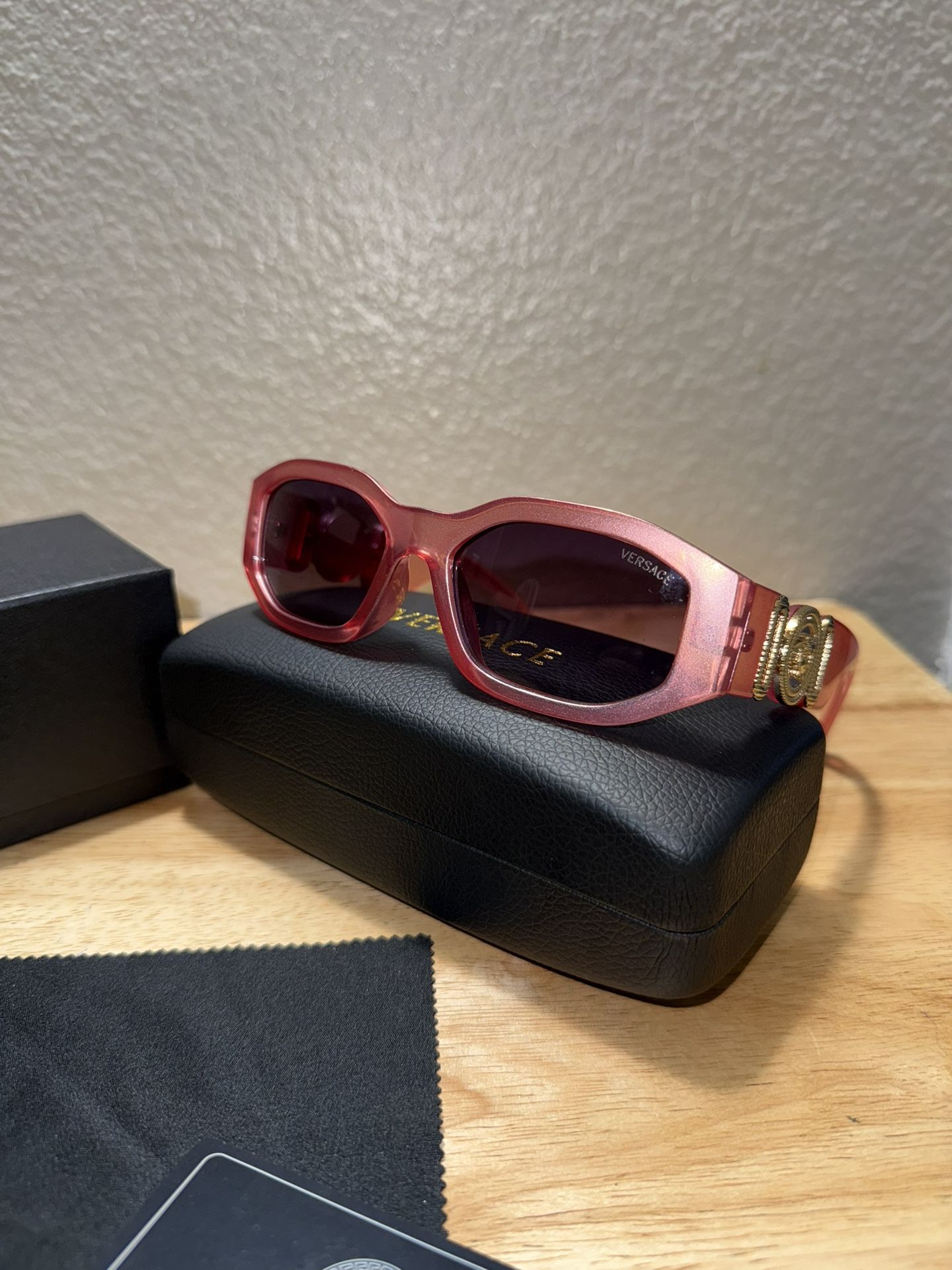 Sunglasses/Luxury Eyewear