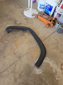 TOYOTA TACOMA RIGHT SIDE FENDER MOLDING