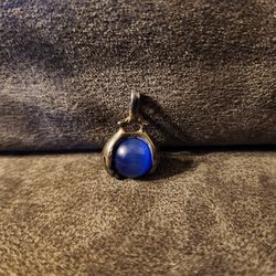 SILVER TONE MARBLE HOLDER PENDANT Dual Hands Holding Small Blue Marble