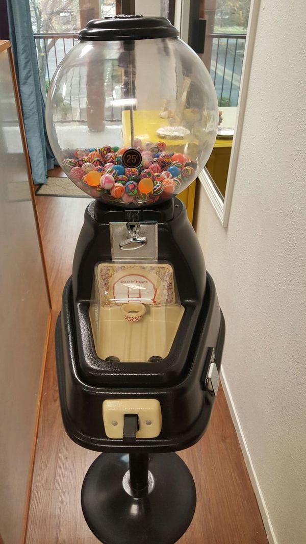 Beaver "Shootin Hoops Gumball Machine (25 Cent) for Sale in Redding, CA