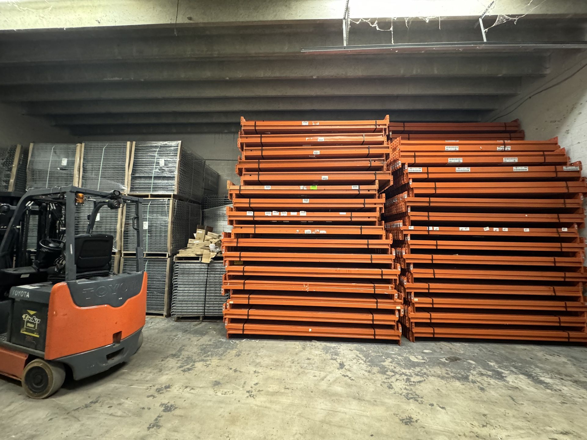 Used 96” Beams Teardrop pallet Racks Pallet Racking Industrial Shelving